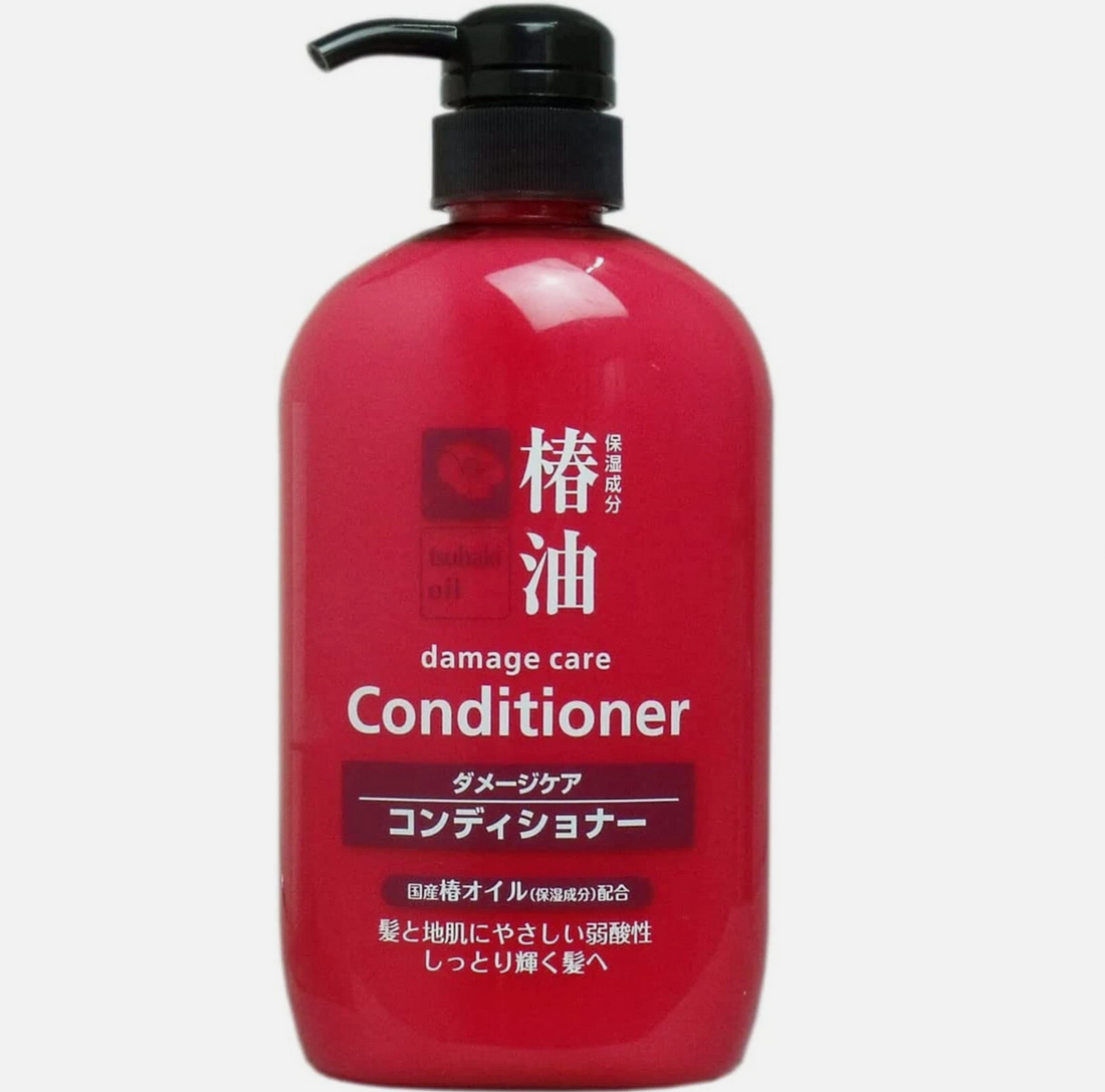 Red conditioner bottle with black pump on a white background, Kumano damage care conditioner 600ml