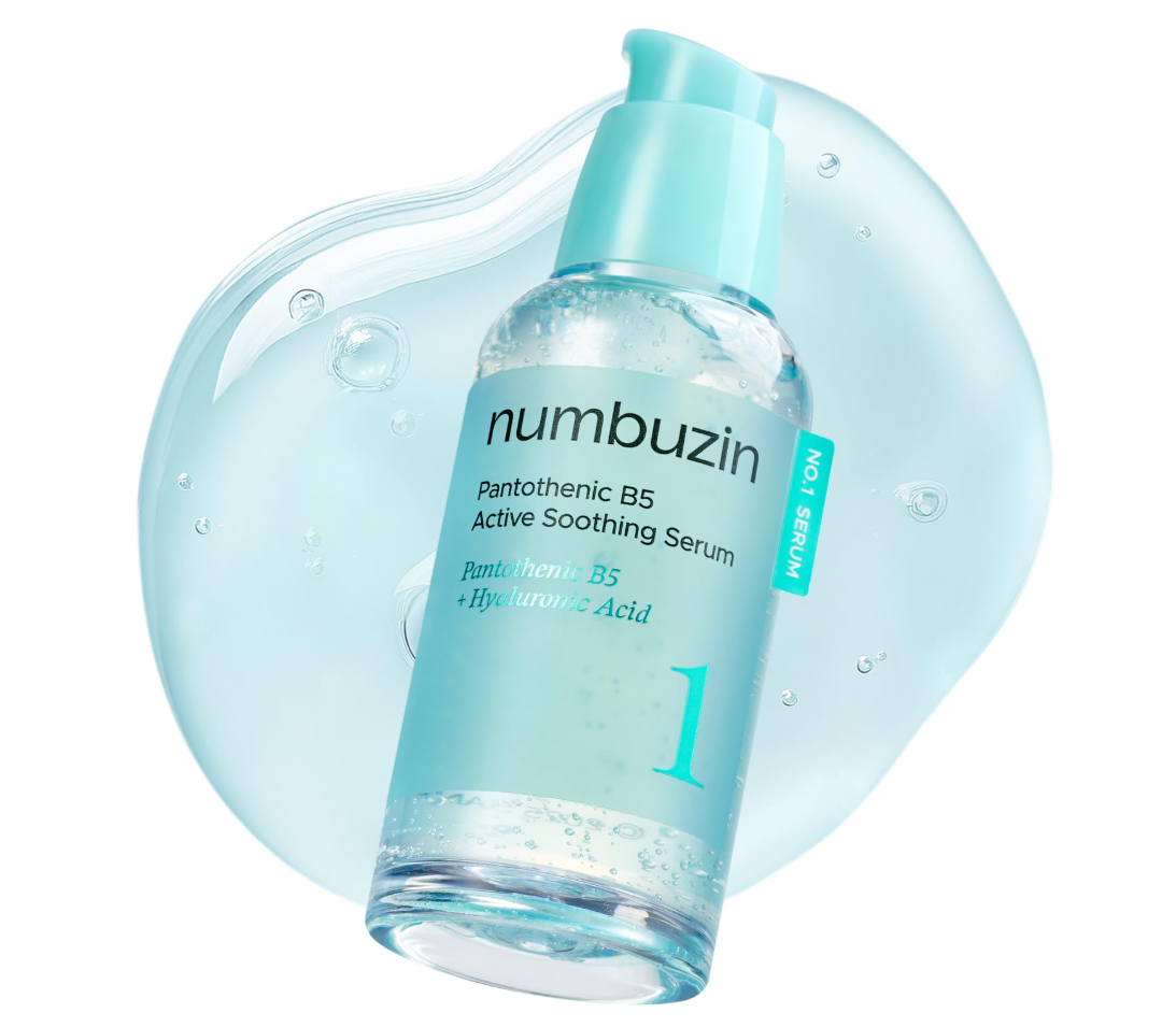 A bottle of numbuzin Pantothenic B5 Active Soothing Serum with a mint green pump, set against a large translucent light blue liquid splash on a white background. Numbuzin No.1 Pantothenic B5 Active Soothing Serum 50ml